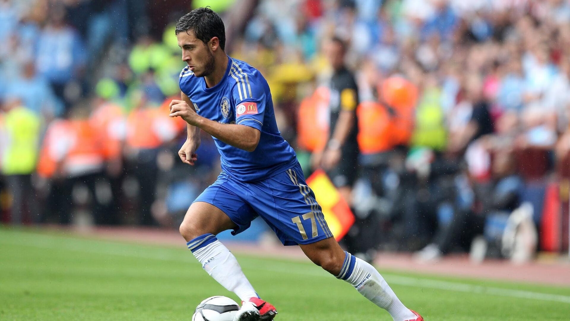 kaiyun体育app-球迷横幅抗议裁判判罚，赛会回应承诺调查，球员骂裁判